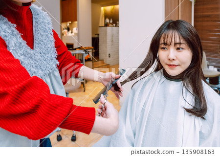 女人在美髮沙龍剪頭髮 135908163