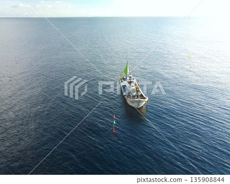 冬季北海道八雲町漁船捕魚的空拍照片 135908844