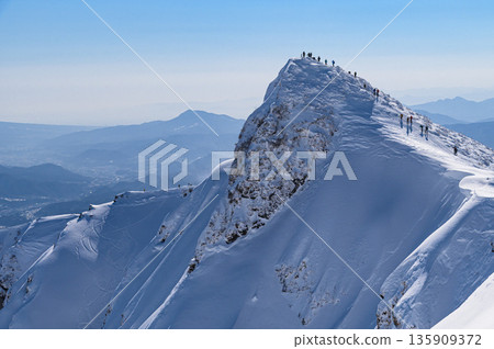 Snowy mountain climbing in the depths of winter - Tanigawadake ridgeline in the snowy season (Toma-no-mimi near the summit) 135909372