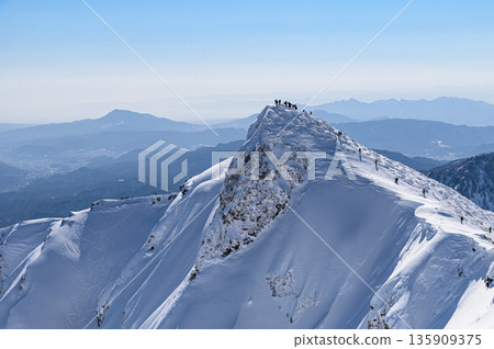 Snowy mountain climbing in the depths of winter - Tanigawadake ridgeline in the snowy season (Toma-no-mimi near the summit) 135909375