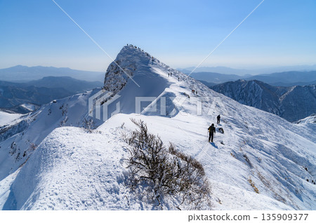 隆冬時節的雪山攀登-雪季的谷川嶽山脊(山頂附近的Toma-no-mimi) 隆冬時節的雪山攀登-雪季的谷川嶽山脊(山頂附近的Toma-no-mimi) 135909377