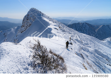 隆冬時節的雪山攀登－雪季的谷川嶽山脊（山頂附近的Toma-no-mimi） 135909380