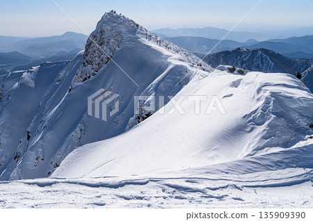 隆冬時節的雪山攀登-雪季的谷川嶽山脊(山頂附近的Toma-no-mimi) 隆冬時節的雪山攀登-雪季的谷川嶽山脊(山頂附近的Toma-no-mimi) 135909390