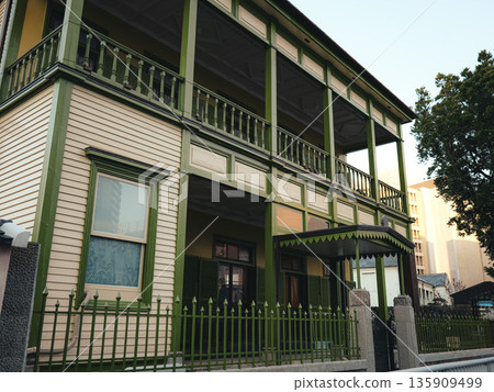 Retro building 135909499