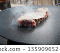戶外露營時,人們開始在電熱板上烤肉料理。 戶外露營時,人們開始在電熱板上烤肉料理。 135909652