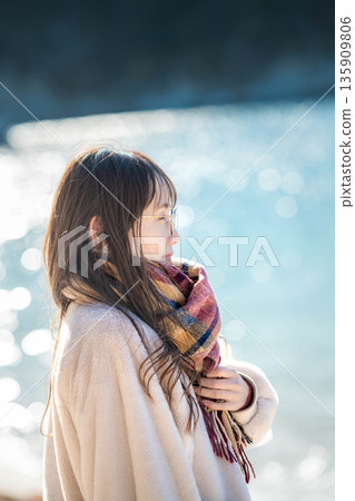 冬日的大海和年輕女子 135909806