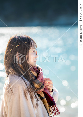 冬日的大海和年輕女子 135909807