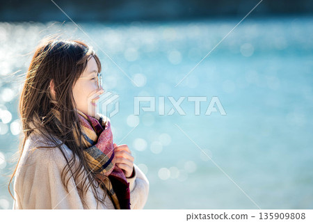 冬日的大海和年輕女子 135909808