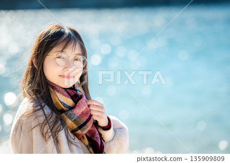 冬日的大海和年輕女子 135909809