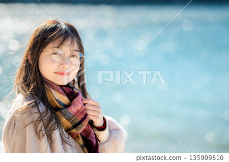 冬日的大海和年輕女子 135909810
