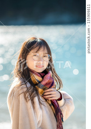 冬日的大海和年輕女子 135909811