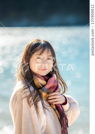 冬日的大海和年輕女子 135909812