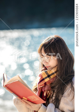 讀書的婦女由海灘 讀書的婦女由海灘 135909864