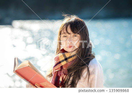 讀書的婦女由海灘 135909868