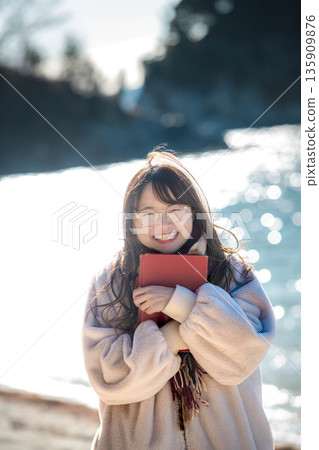 讀書的婦女由海灘 讀書的婦女由海灘 135909876