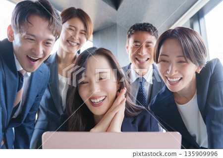 Successful business team 135909996