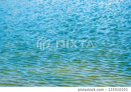 秋風在湖面上吹拂出斑駁的圖案05 135910101