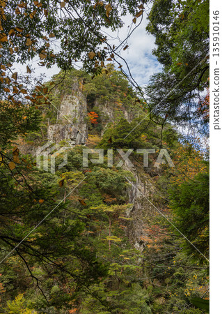 Tengu Rock and autumn leaves in Sandankyo Gorge, a gorge in Akiota Town, Yamagata County, Hiroshima Prefecture, Japan Tengu Rock and autumn leaves in Sandankyo Gorge, a gorge in Akiota Town, Yamagata County, Hiroshima Prefecture, Japan 135910146