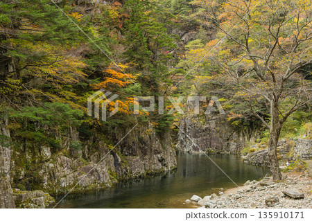The rocky cliffs and autumn foliage of the Kurofuchi canyon in Sandankyo, a gorge in Akiota Town, Yamagata County, Hiroshima Prefecture, Japan The rocky cliffs and autumn foliage of the Kurofuchi canyon in Sandankyo, a gorge in Akiota Town, Yamagata County, Hiroshima Prefecture, Japan 135910171