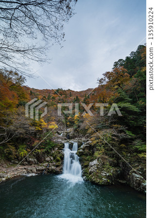 三段峽，位於日本廣島縣山形郡秋田町，以其三層瀑布和秋季紅葉而聞名。 135910224