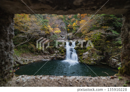 三段峽,位於日本廣島縣山形郡秋田町,以其三層瀑布和秋季紅葉而聞名。 三段峽,位於日本廣島縣山形郡秋田町,以其三層瀑布和秋季紅葉而聞名。 135910228