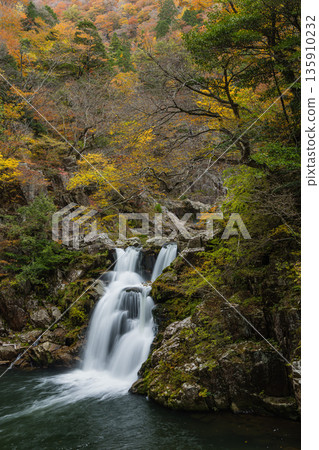 三段峽,位於日本廣島縣山形郡秋田町,以其三層瀑布和秋季紅葉而聞名。 三段峽,位於日本廣島縣山形郡秋田町,以其三層瀑布和秋季紅葉而聞名。 135910232
