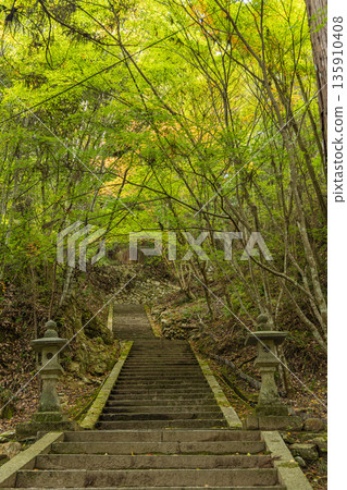 日本廣島縣三原市高崎町佛辻寺通往寶塔的石階 日本廣島縣三原市高崎町佛辻寺通往寶塔的石階 135910408