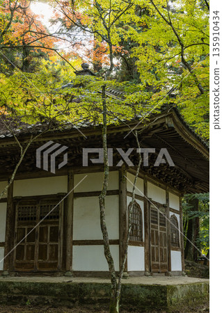 日本:廣島縣三原市高崎町佛辻寺的旋轉倉庫與秋葉 日本:廣島縣三原市高崎町佛辻寺的旋轉倉庫與秋葉 135910434