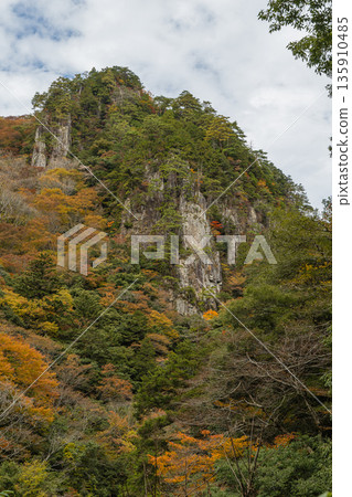 Tengu Rock and autumn leaves in Sandankyo Gorge, a gorge in Akiota Town, Yamagata County, Hiroshima Prefecture, Japan Tengu Rock and autumn leaves in Sandankyo Gorge, a gorge in Akiota Town, Yamagata County, Hiroshima Prefecture, Japan 135910485