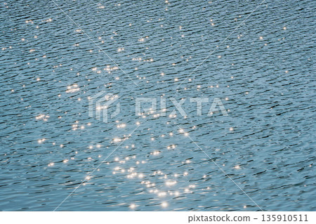 冬日陽光下波光粼粼的湖水 03 135910511