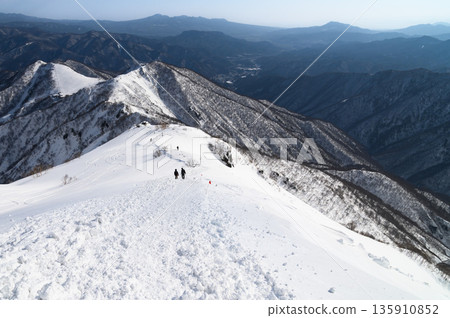 Snow-covered steep slope of the Tenjin Ridge of Mt. Tanigawa (near Tengu's resting place) Snow-covered steep slope of the Tenjin Ridge of Mt. Tanigawa (near Tengu's resting place) 135910852