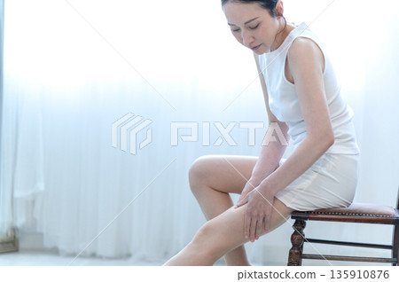 Woman doing leg massage 135910876