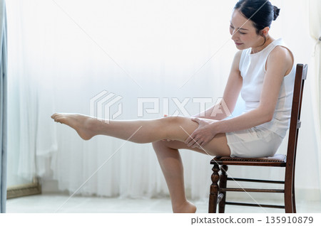 Woman doing leg massage 135910879