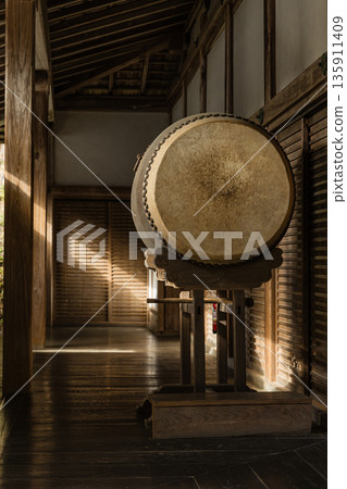 日本:廣島縣三原市高崎町佛辻寺的大鼓 日本:廣島縣三原市高崎町佛辻寺的大鼓 135911409