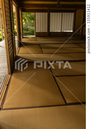日本廣島縣三原市高坂町佛辻寺長勝院內鋪設的榻榻米 日本廣島縣三原市高坂町佛辻寺長勝院內鋪設的榻榻米 135911412