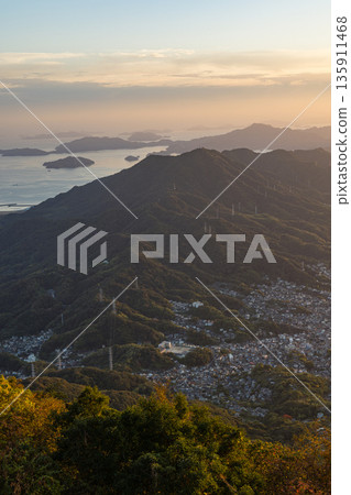 日本廣島縣吳市栃原町的粲峰展望台,黃昏時分可眺望吳市及瀨戶內海。 日本廣島縣吳市栃原町的粲峰展望台,黃昏時分可眺望吳市及瀨戶內海。 135911468