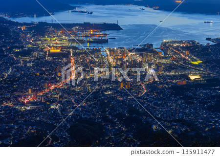 日本廣島縣吳市栃原町的粲峰展望台，夜景吳市及瀨戶內海風光 135911477