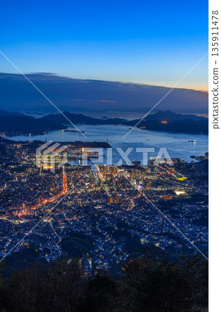 日本廣島縣吳市栃原町的粲峰展望台,夜景吳市及瀨戶內海風光 日本廣島縣吳市栃原町的粲峰展望台,夜景吳市及瀨戶內海風光 135911478