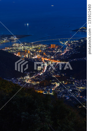 日本廣島縣吳市栃原町海峰展望台夜景:阿賀馬裡諾大橋與瀨戶內海 日本廣島縣吳市栃原町海峰展望台夜景:阿賀馬裡諾大橋與瀨戶內海 135911480