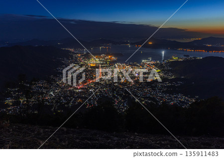 日本廣島縣吳市栃原町的粲峰展望台,夜景吳市及瀨戶內海風光 日本廣島縣吳市栃原町的粲峰展望台,夜景吳市及瀨戶內海風光 135911483