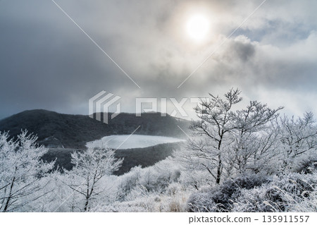 從赤城山上覆蓋著霜雪的地藏岳登山道到完全冰封的小沼池 135911557