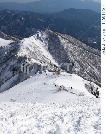 隆冬時節，從谷川山天神嶺陡峭下山。 135911565
