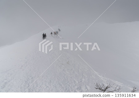 嚴冬的谷川山，白茫茫一片的天神嶺（雪山的嚴酷） 135911634