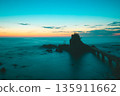 日本美麗的大海和黎明前的天空 135911662