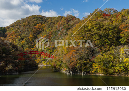 日本廣島縣莊原市東上町的帝尺峽。橫跨流入神龍湖的帝尺川的櫻花橋,以及秋葉。 日本廣島縣莊原市東上町的帝尺峽。橫跨流入神龍湖的帝尺川的櫻花橋,以及秋葉。 135912080