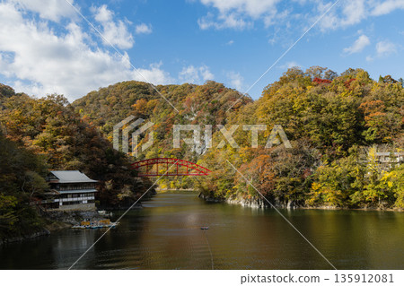 日本廣島縣莊原市東上町的帝尺峽。橫跨流入神龍湖的帝尺川的櫻花橋，以及秋葉。 135912081