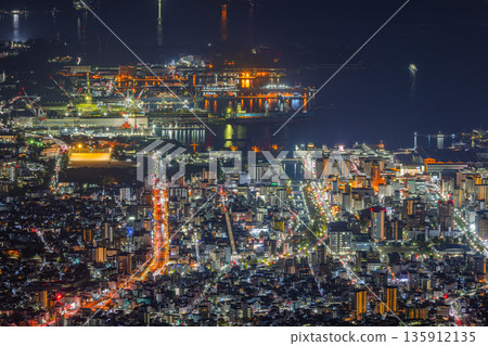 日本廣島縣吳市栃原町的粲峰展望台，夜景吳市及瀨戶內海風光 135912135