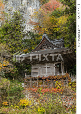 Japan, Taishaku Gorge in Tojo-cho, Shobara City, Hiroshima Prefecture, Sekiunzan Eimyo-ji Temple and autumn leaves in Kami-Taishaku 135913621