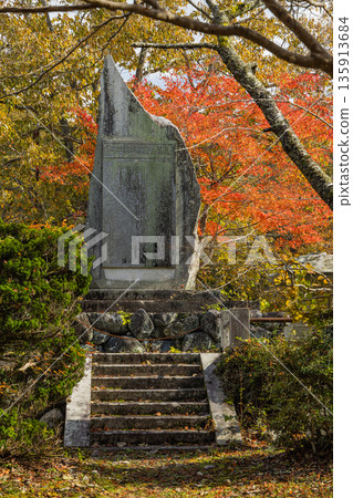 日本廣島縣莊原市東城町大石峽。神龍湖（水庫）和秋葉。 135913684