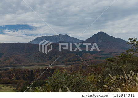 從日本岡山縣真庭市蒜山金台天文台觀賞奧大山、烏日山和秋葉 135914011
